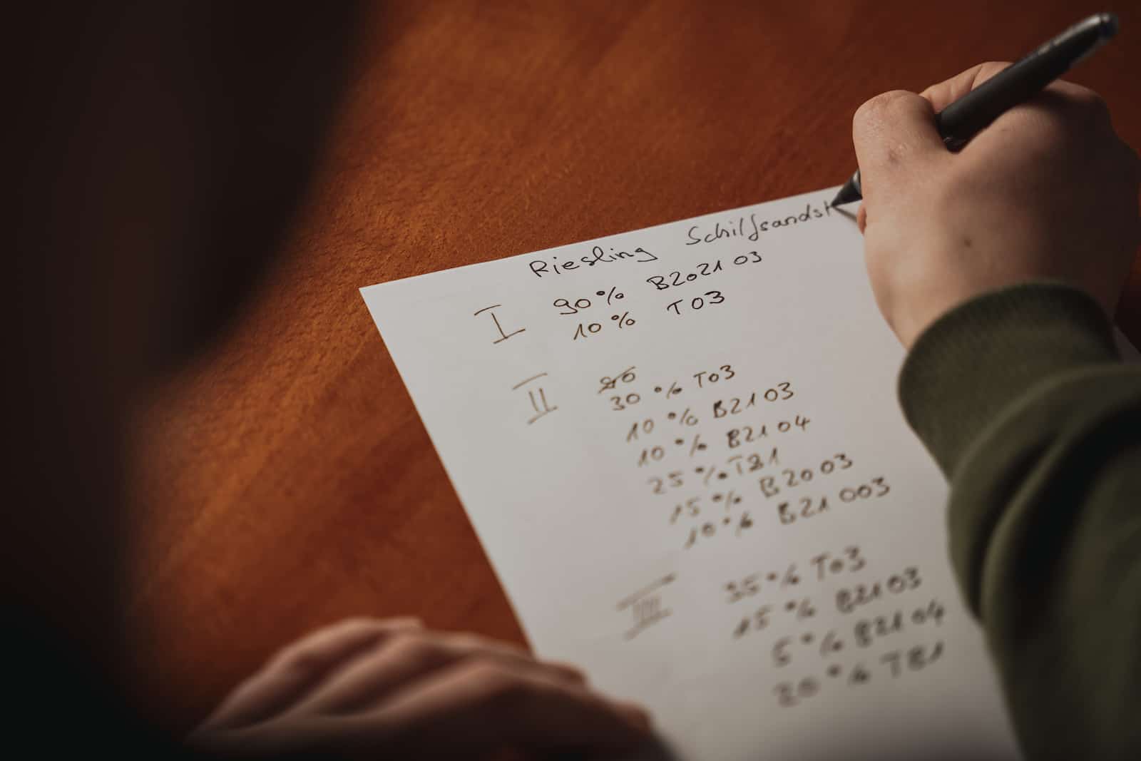 Unternehmensreportage in Erlenbach mit Fokus auf handschriftliche Notizen zur Weinproduktion