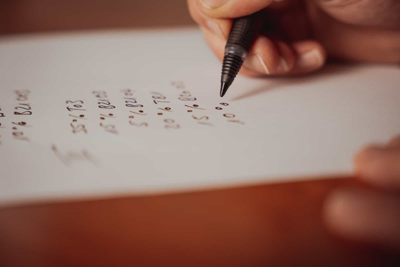 Detailaufnahme eines Schreibprozesses während einer Unternehmensreportage in Erlenbach, festgehalten vom Eventfotografen Niklas Hesser.