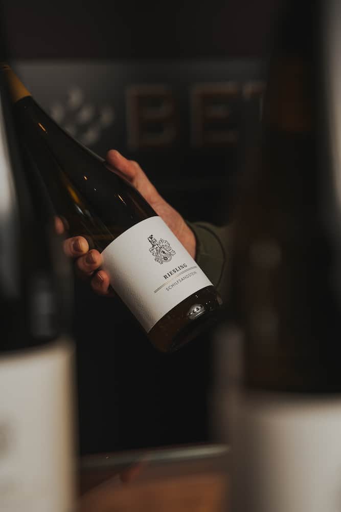 Detailaufnahme einer Weinflasche bei einer Unternehmensreportage in Erlenbach, fotografiert vom Eventfotografen Niklas Hesser.