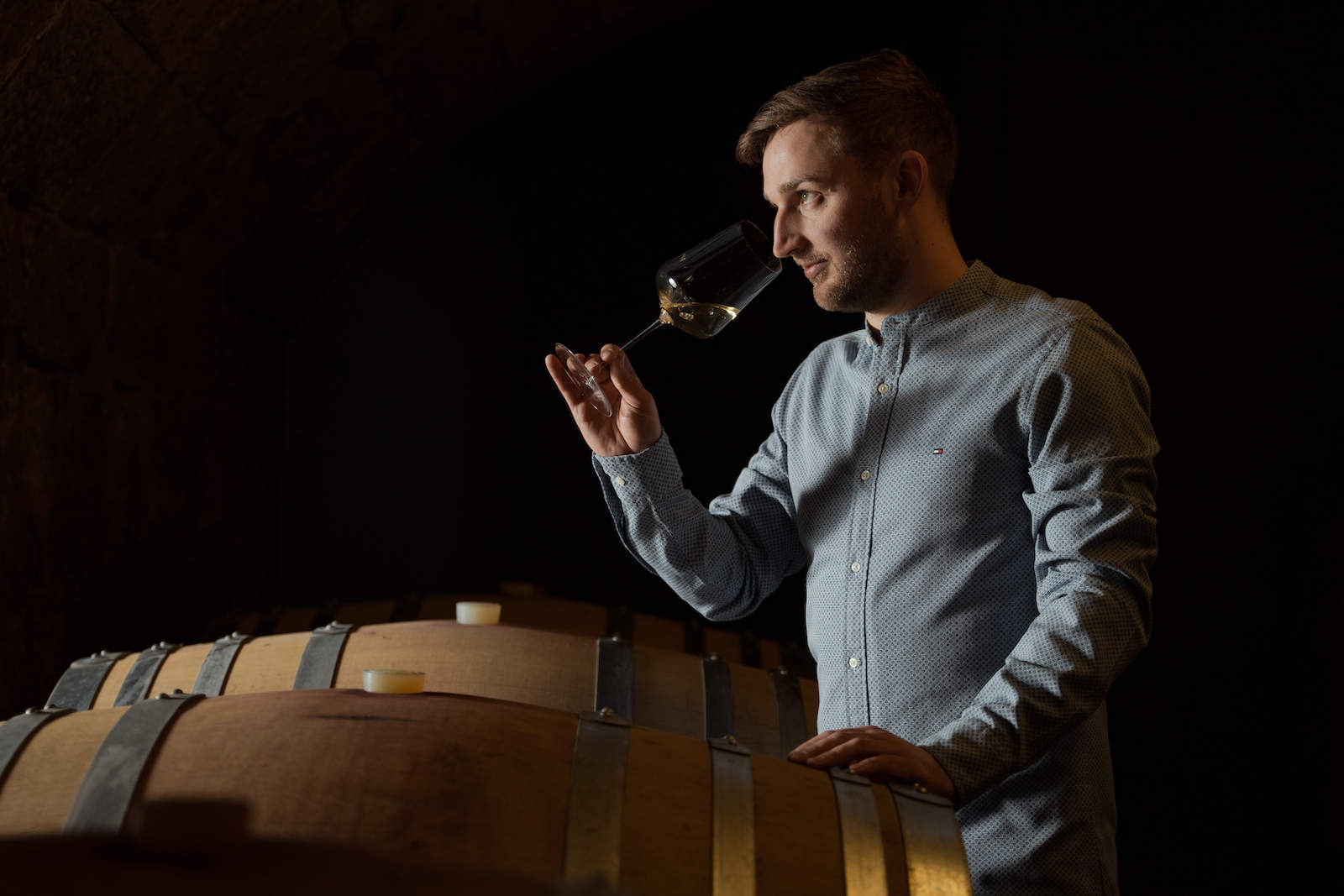 Unternehmensreportage in Erlenbach: Mann bei der Weinverkostung im Weinkeller