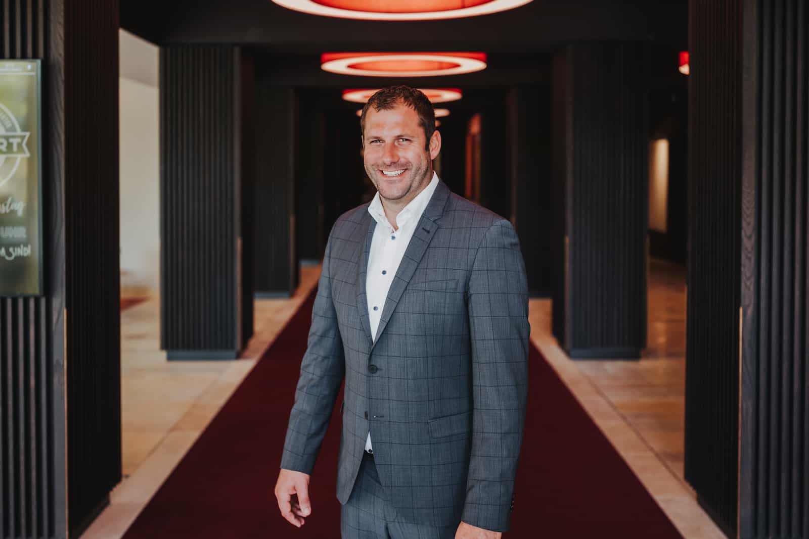 Businessfotografie in Heilbronn von Niklas Hesser, professionelles Businessportrait eines Mannes im Anzug