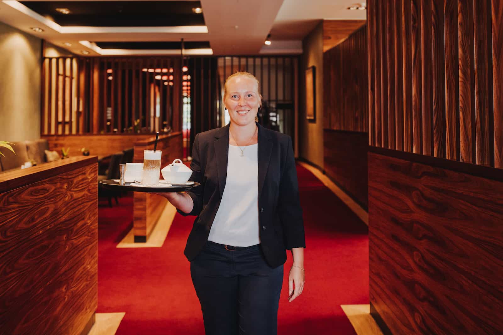 Businessfotografie in Heilbronn: Kellnerin im eleganten Restaurant