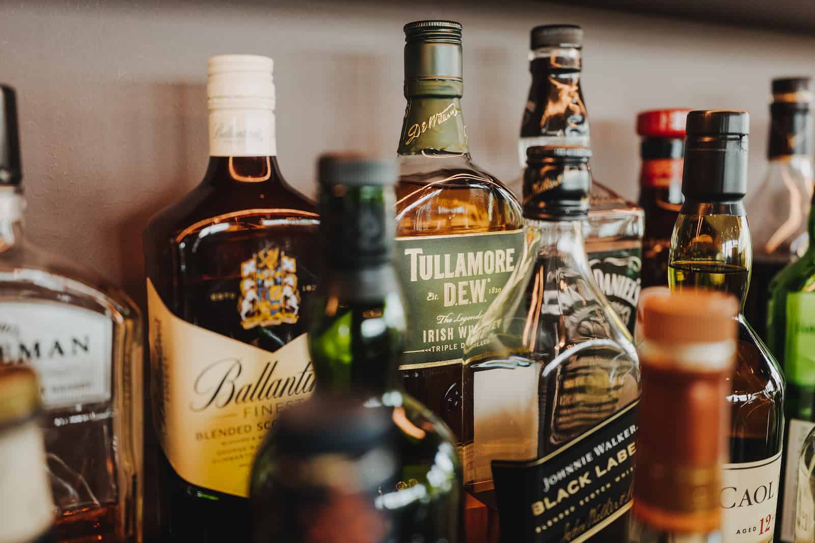 Detailaufnahme von Whiskyflaschen in einer Bar, fotografiert vom Eventfotografen Niklas Hesser in Heilbronn.