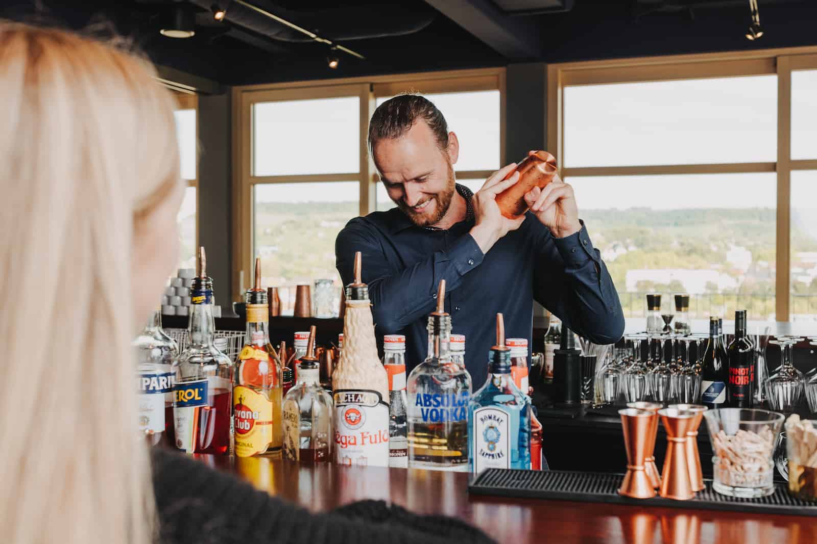 Businessfotografie in Heilbronn: Barkeeper bei der Arbeit in einer stilvollen Bar