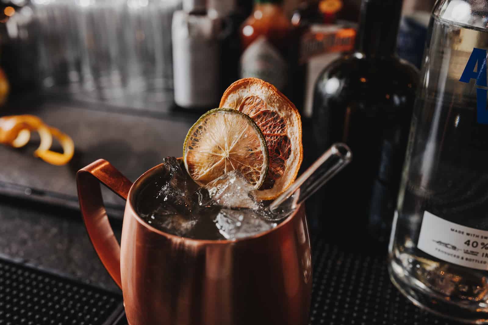 Businessfotografie in Heilbronn: Detailaufnahme eines Cocktails mit getrockneten Zitrusfrüchten in einer Kupfertasse, fotografiert vom Eventfotografen Niklas Hesser.