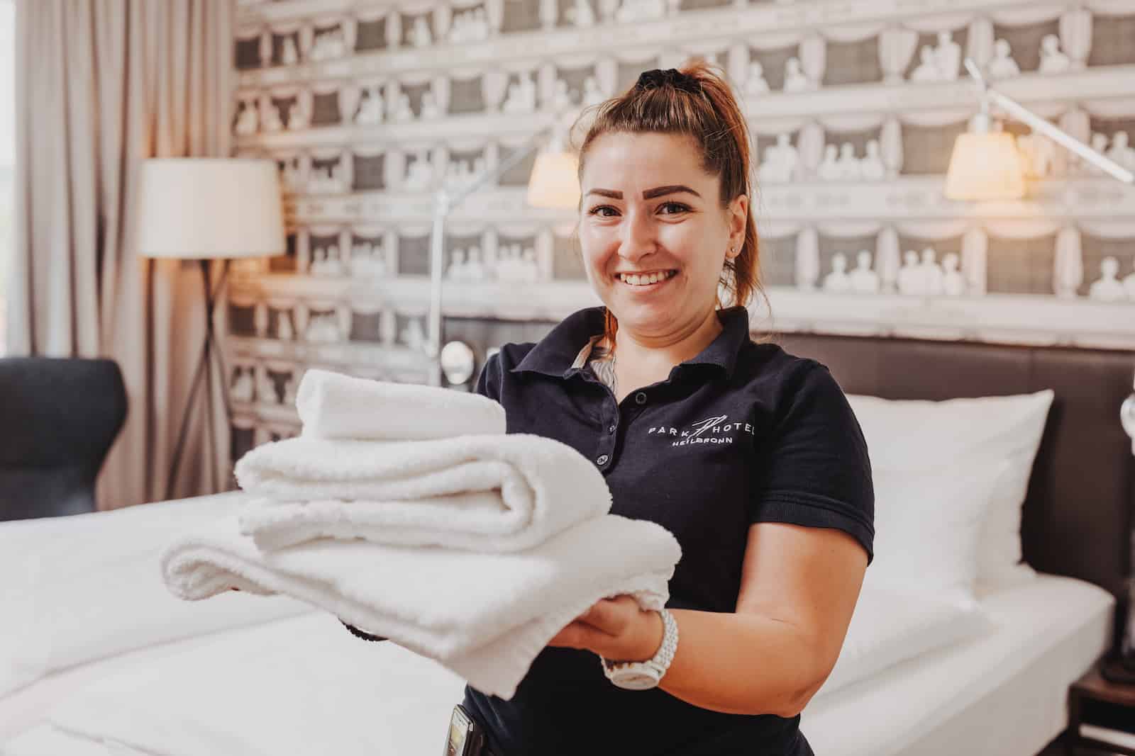 Hotelmitarbeiterin im Parkhotel Heilbronn mit frischen Handtüchern, fotografiert vom Eventfotografen Niklas Hesser.