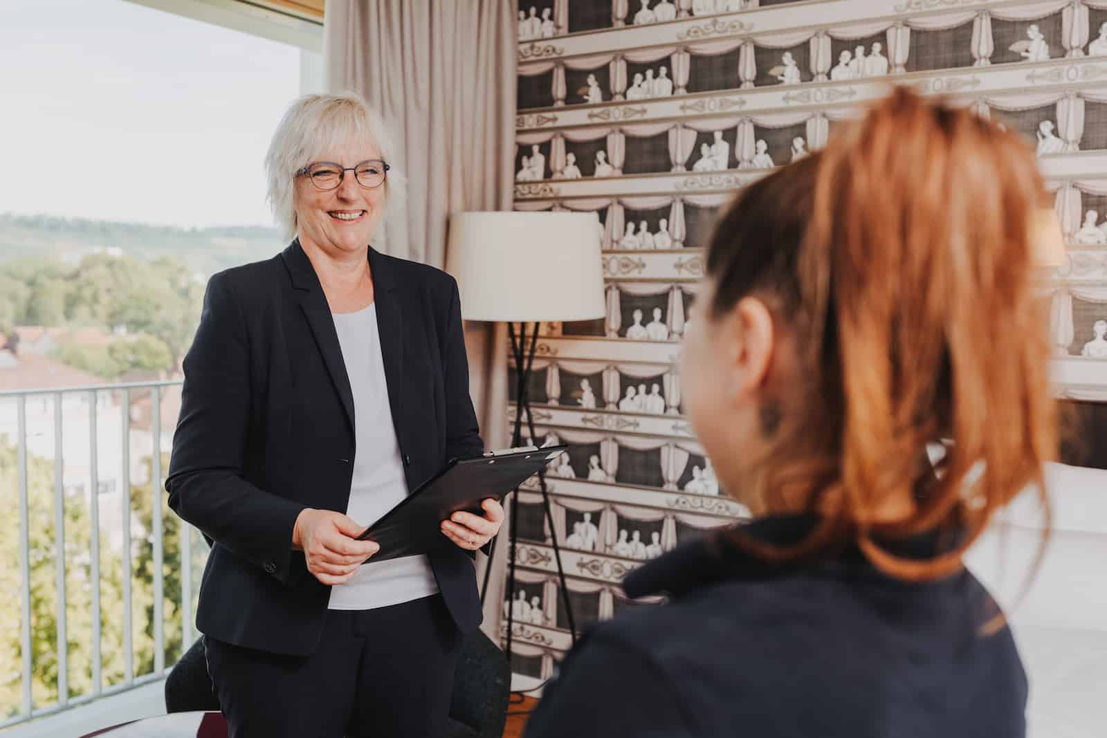 Businessfotografie in Heilbronn: Professionelle Aufnahme einer Geschäftsfrau im Gespräch, fotografiert vom Eventfotografen Niklas Hesser.