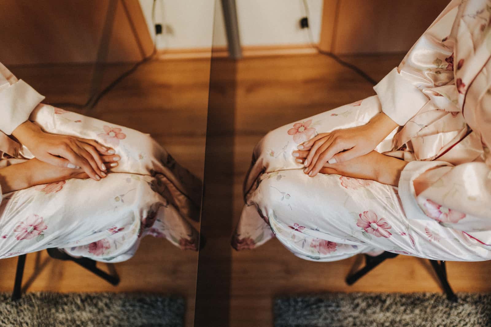 Detailaufnahme einer Braut in einem floralen Morgenmantel vor der Hochzeit in Backnang, festgehalten vom Hochzeitsfotografen Niklas Hesser.