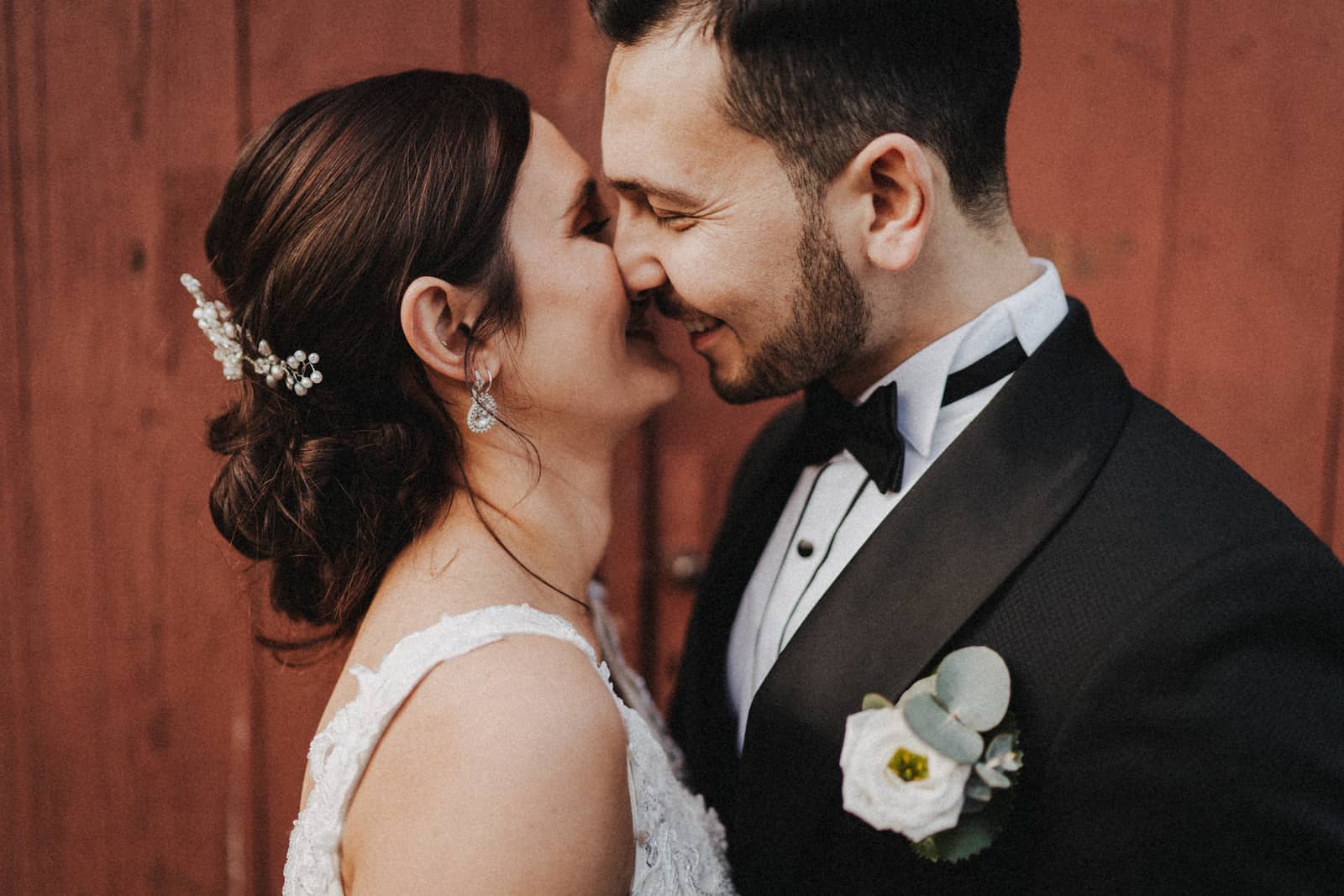 Hochzeitsfotografie in Backnang: Ein Brautpaar in innigem Moment, aufgenommen vom Hochzeitsfotografen Niklas Hesser.