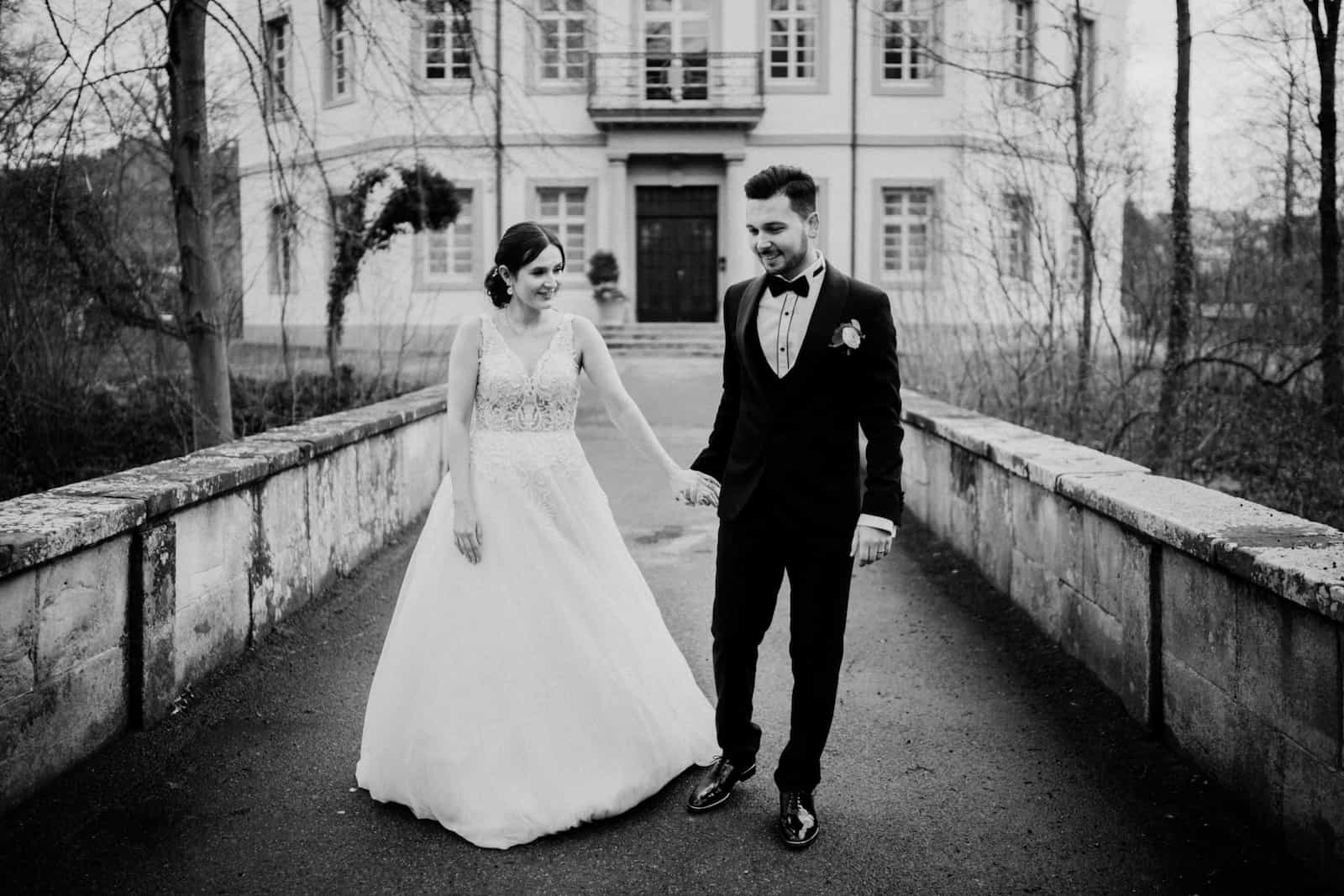 Hochzeitsfotografie in Backnang, Brautpaar auf einer Brücke, professioneller Hochzeitsfotograf