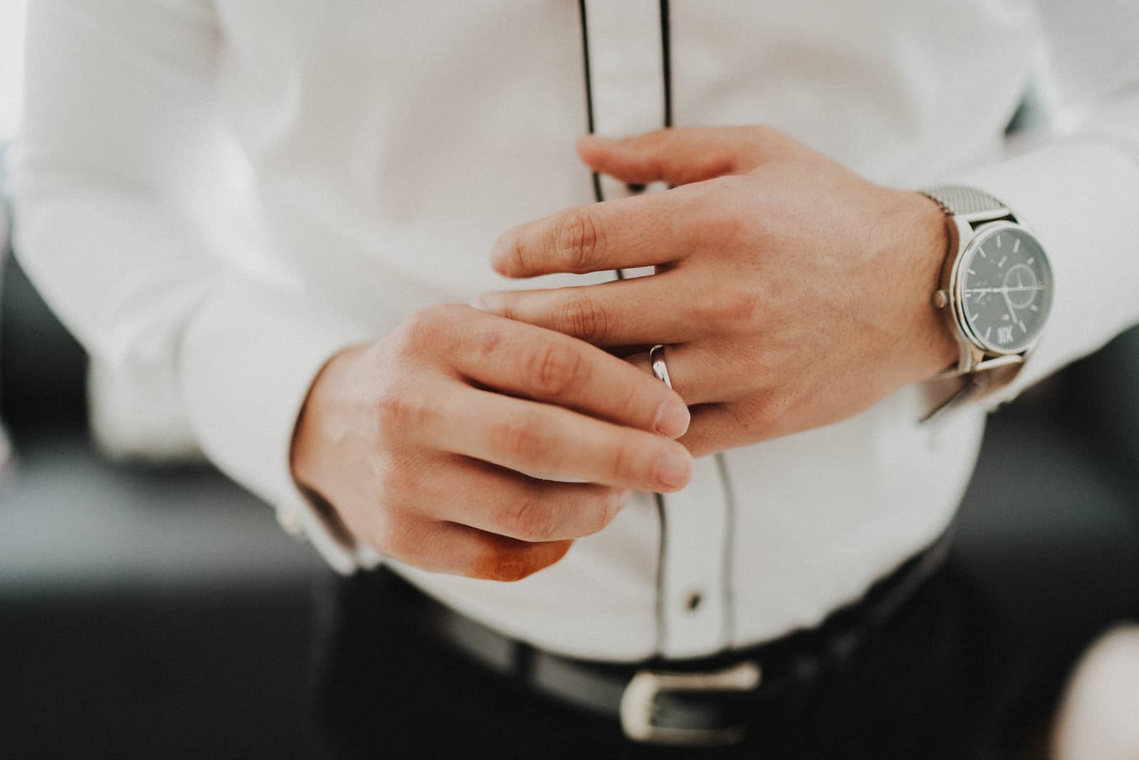 Detailaufnahme eines Bräutigams, der seinen Ehering anlegt, fotografiert vom Hochzeitsfotografen in Backnang.