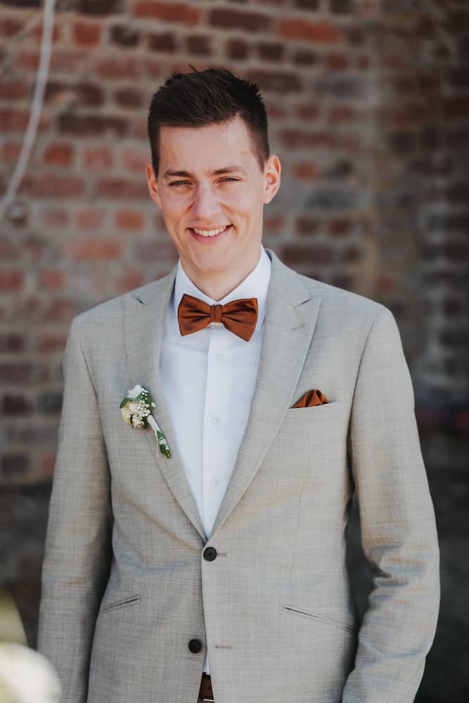 Bräutigam im eleganten Anzug bei der Hochzeitsfotografie in Heilbronn