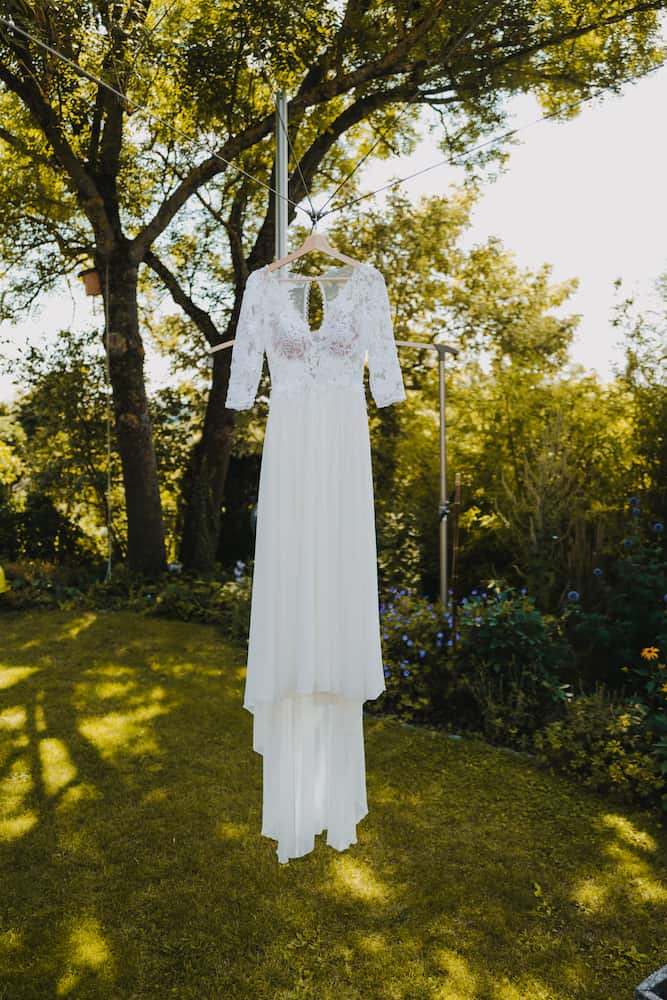 Hochzeitskleid im Garten für Hochzeitsfotografie in Kernen, fotografiert vom Hochzeitsfotografen Niklas Hesser.