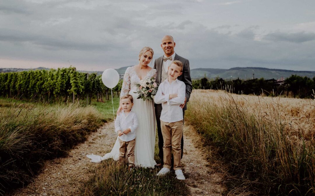 Hochzeitsfotografie in Kernen mit Familie auf einem Feldweg, aufgenommen vom Hochzeitsfotografen Niklas Hesser.