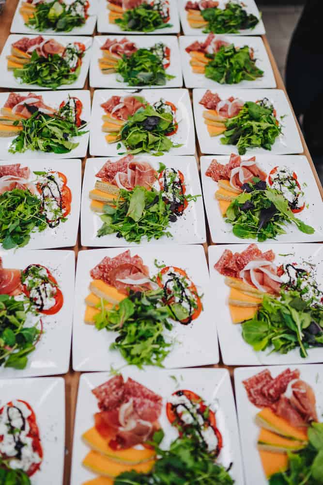 Hochzeitsbuffet mit Vorspeisentellern, fotografiert vom Hochzeitsfotografen in Heilbronn.