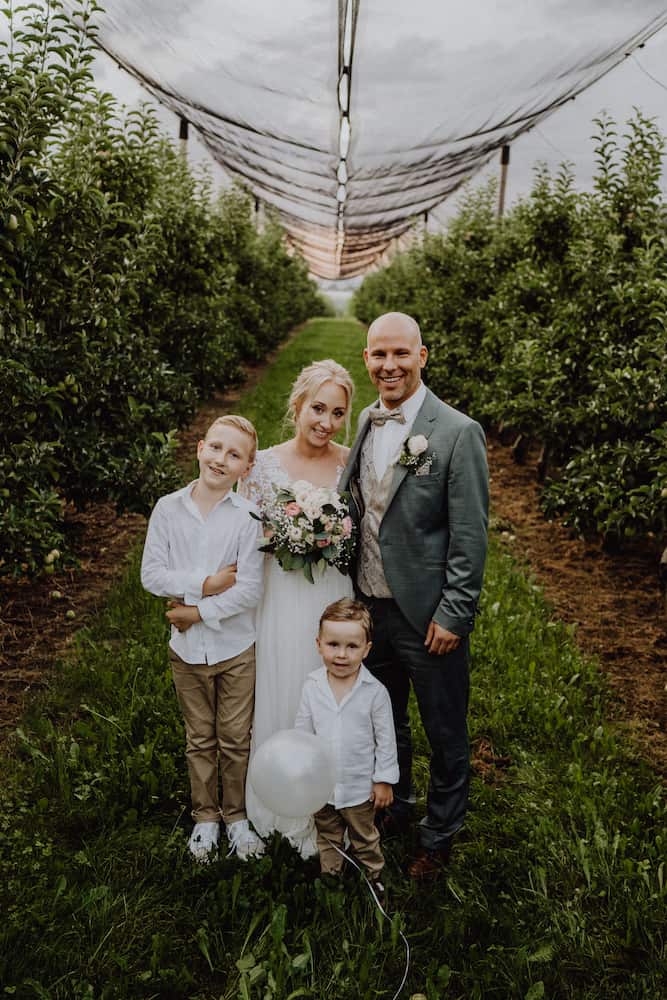 Hochzeitsfotografie in Kernen mit einer Familie im Grünen, aufgenommen vom Hochzeitsfotografen Niklas Hesser.