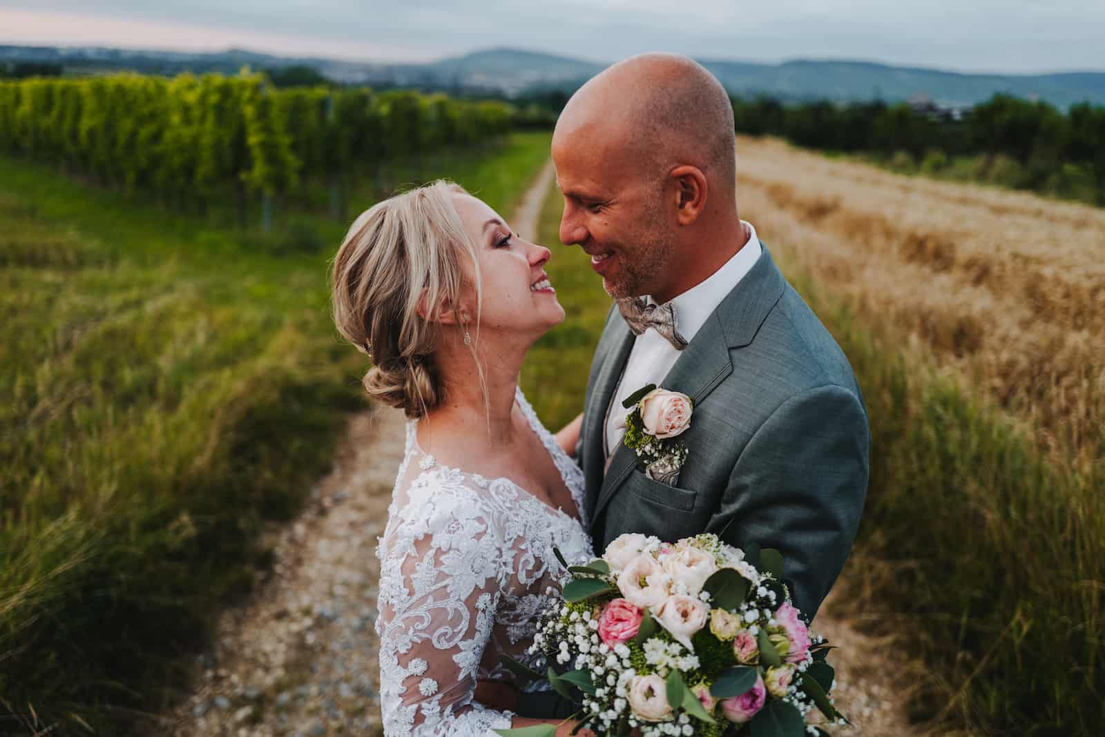 Emotionales Hochzeitsfoto eines Paares in Kernen, aufgenommen vom Hochzeitsfotografen Niklas Hesser. Perfekt für standesamtliche Fotografie.