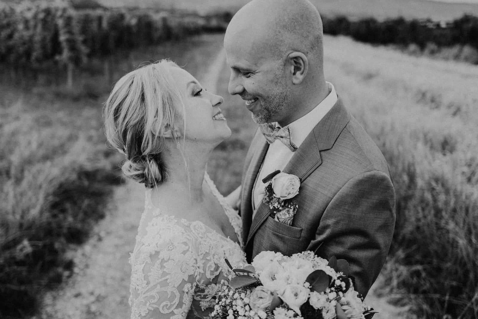 Hochzeitsfotografie in Kernen, aufgenommen vom Hochzeitsfotografen Niklas Hesser, zeigt ein glückliches Brautpaar in einem natürlichen Moment.