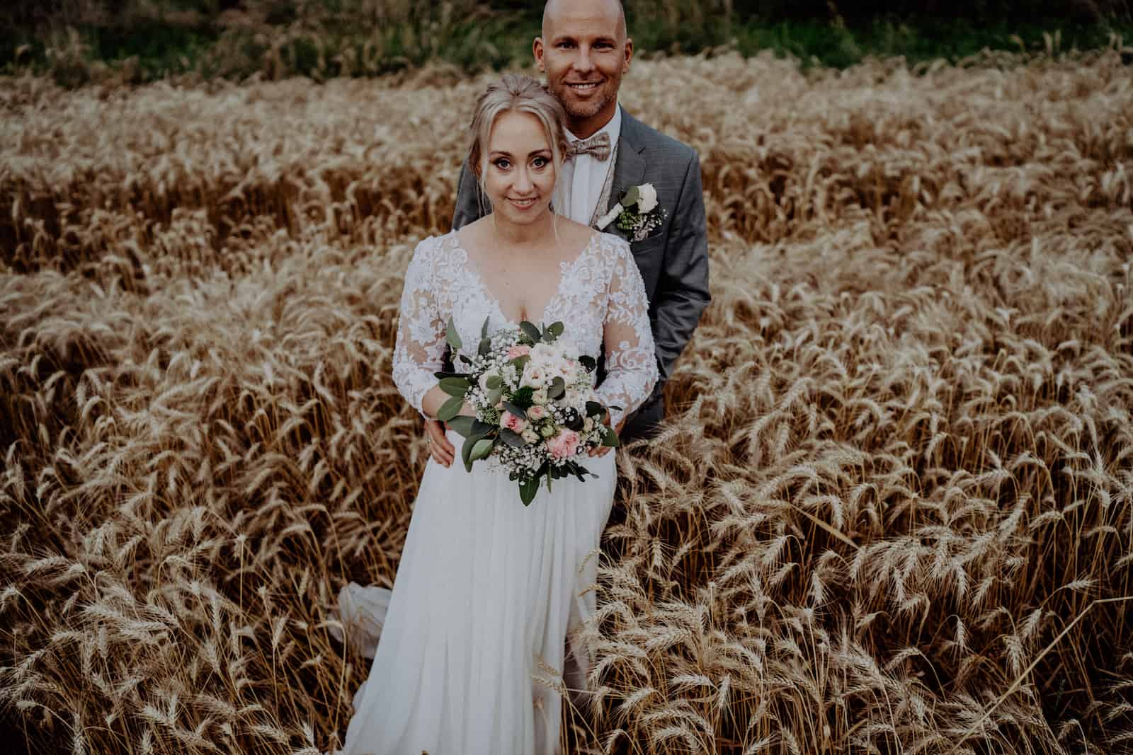 Hochzeitsfotografie in Kernen: Brautpaar im Kornfeld, fotografiert vom Hochzeitsfotografen Niklas Hesser
