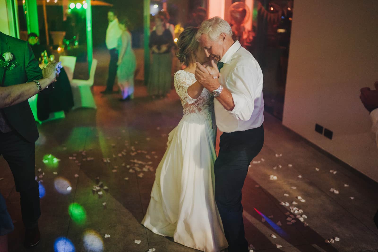 Emotionaler Hochzeitstanz bei einer Feier in Kernen, festgehalten von einem Hochzeitsfotografen.