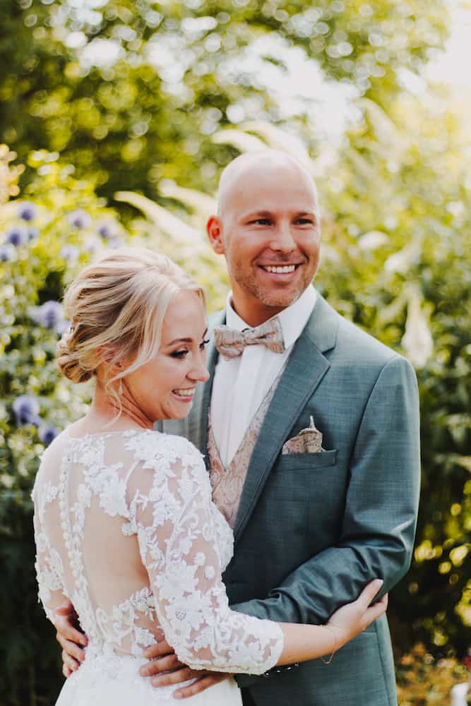 Hochzeitsfotografie in Kernen: Brautpaar im Garten, aufgenommen vom Hochzeitsfotografen Niklas Hesser