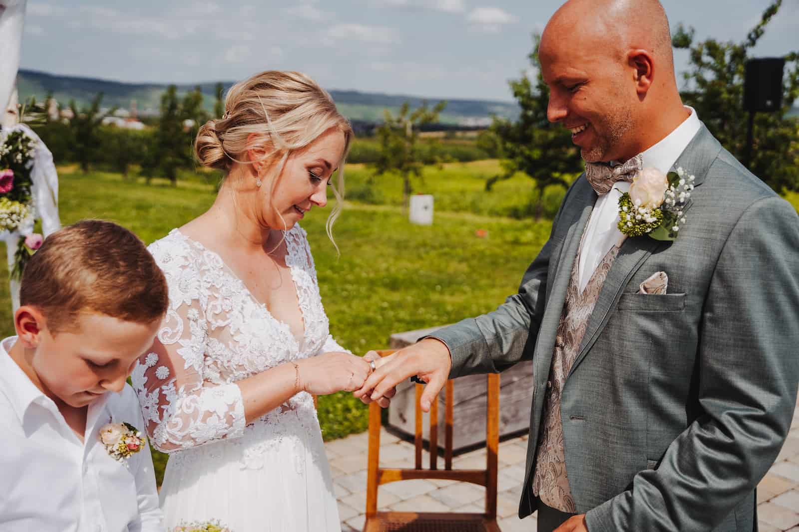 Hochzeitsfotografie im Freien bei einer standesamtlichen Trauung in Kernen, aufgenommen vom Hochzeitsfotografen Niklas Hesser.