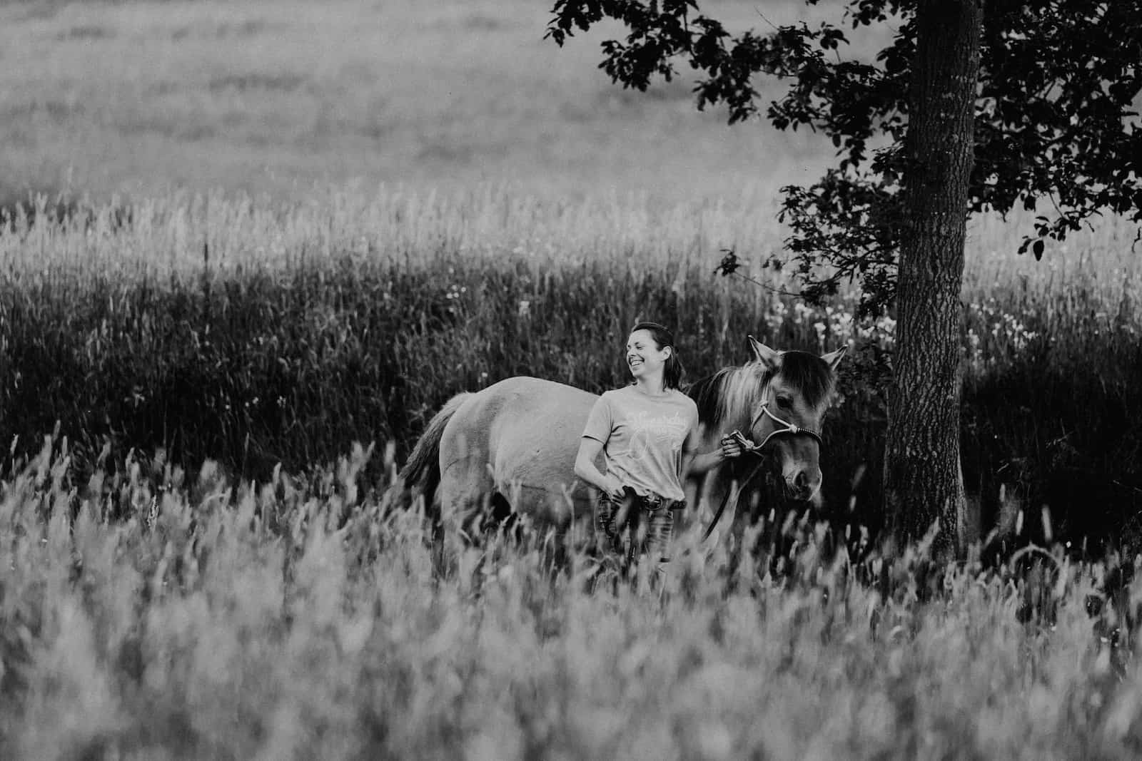 Frau mit Pferd bei einem Fotoshooting in Möckmühl, aufgenommen vom Eventfotografen Niklas Hesser