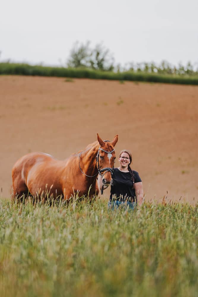 Frau mit Pferd auf einer Wiese in Möckmühl, fotografiert vom Eventfotografen Niklas Hesser