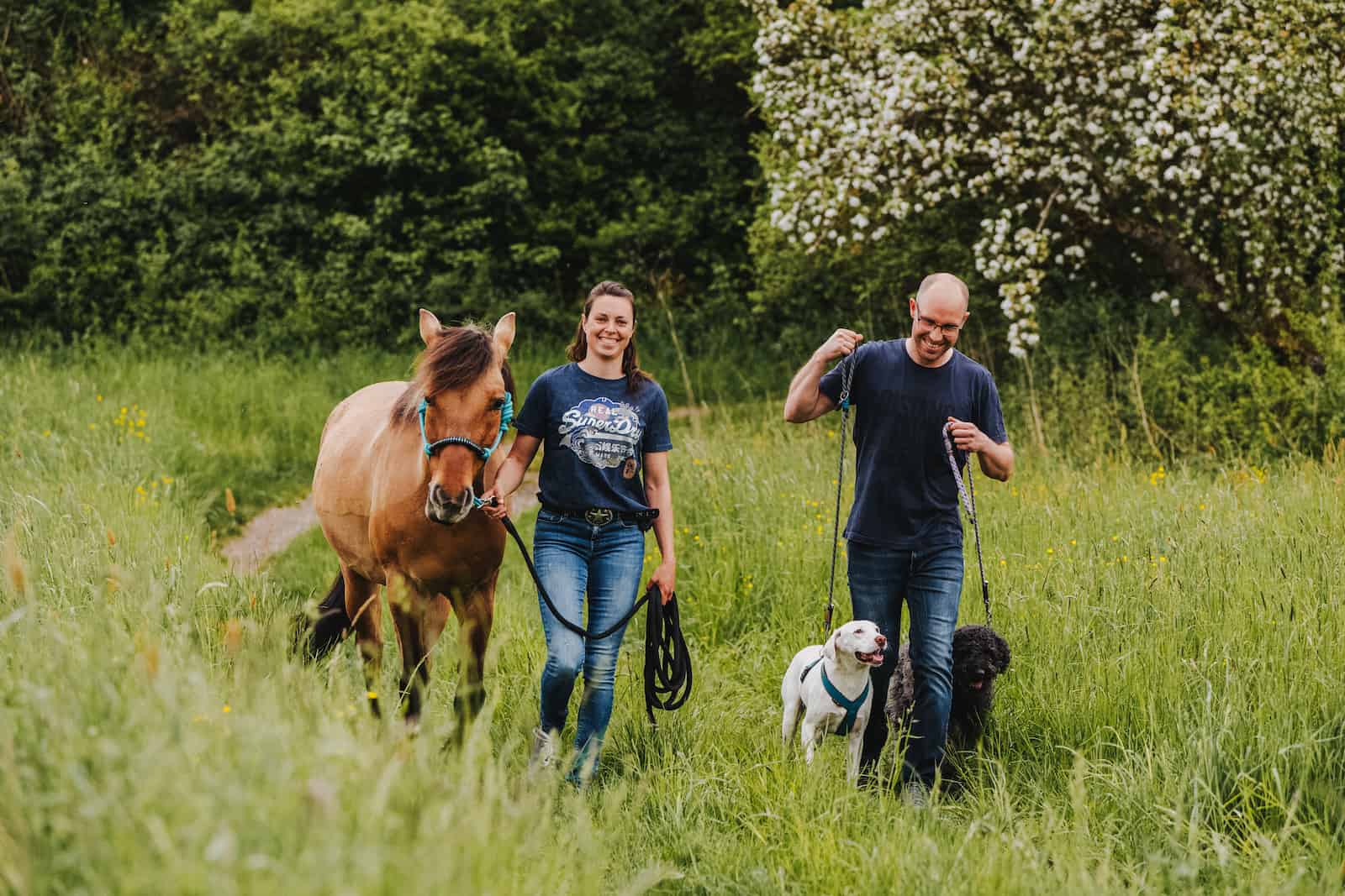 Paar mit Hund und Pferd bei einem Fotoshooting in Möckmühl