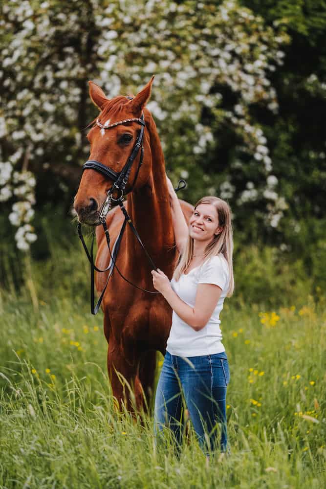 Paar Fotoshooting in Möckmühl mit Pferd auf einer Wiese