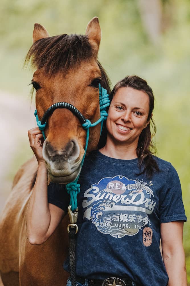 Paar Fotoshooting Heilbronn mit Pferd in natürlicher Umgebung