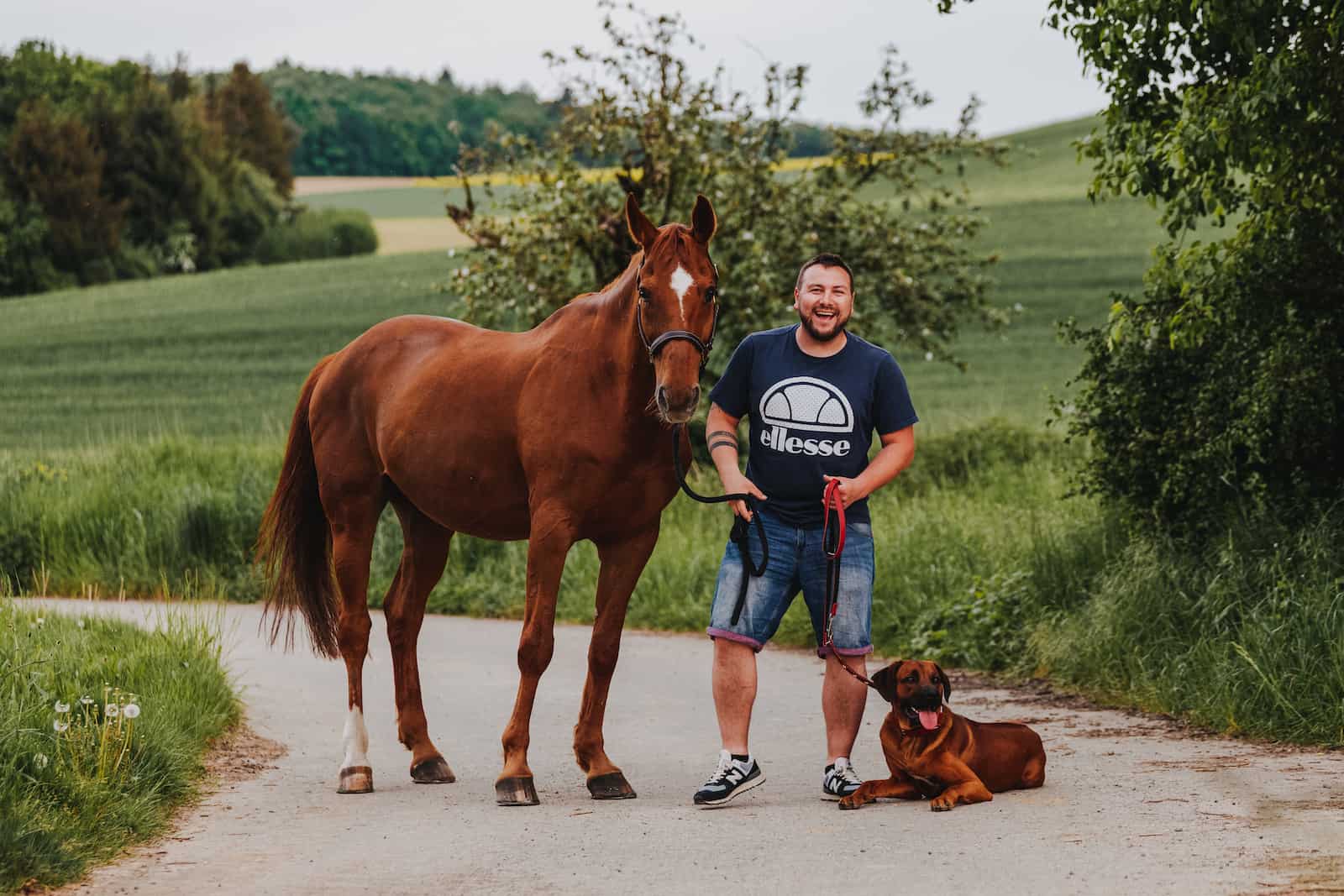 Mann mit Pferd und Hund bei einem Paar Fotoshooting in Möckmühl