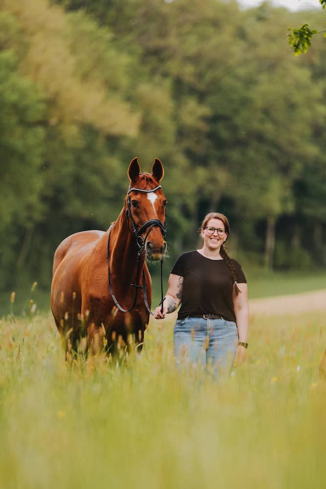Frau mit Pferd bei einem Paar Fotoshooting in Möckmühl, aufgenommen vom Fotografen Niklas Hesser.