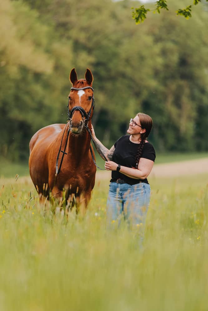 Frau mit Pferd auf einer Wiese bei einem Paar-Fotoshooting in Möckmühl
