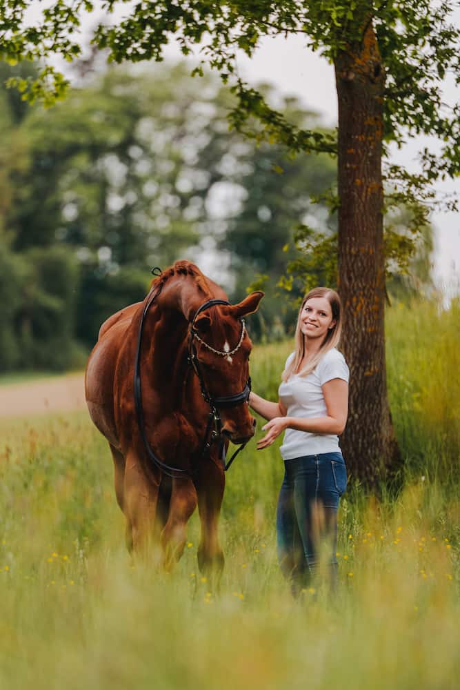 Paar Fotoshooting Heilbronn mit Pferd in natürlicher Umgebung
