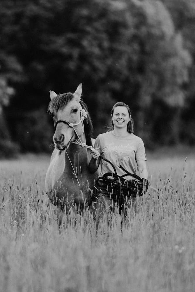 Frau mit Pferd auf einer Wiese in Möckmühl, aufgenommen vom Eventfotografen Niklas Hesser
