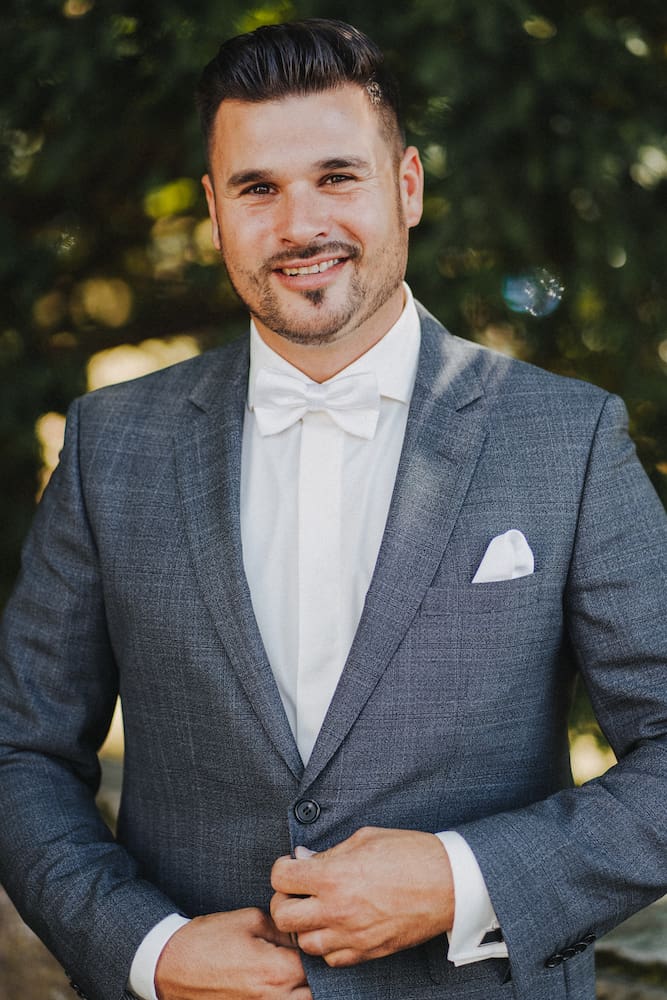 Standesamt Fotografie in Neckarsulm: Bräutigam im eleganten Anzug