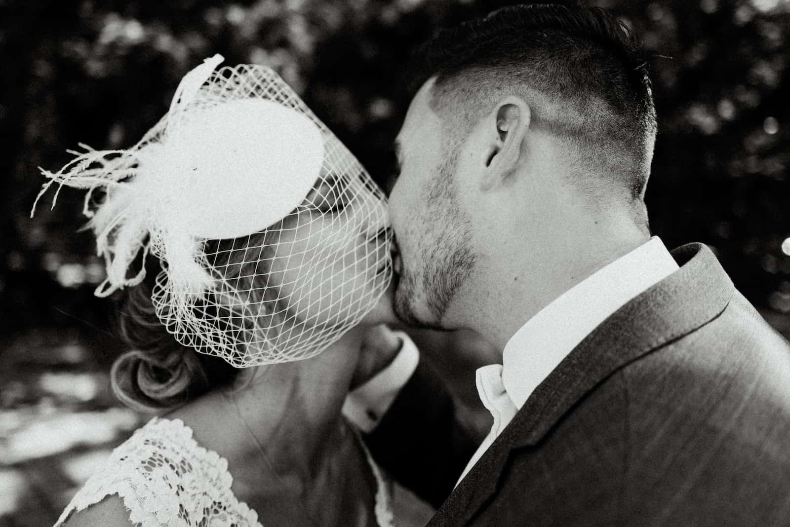 Emotionaler Kuss eines Brautpaares bei der Standesamt Fotografie in Neckarsulm.