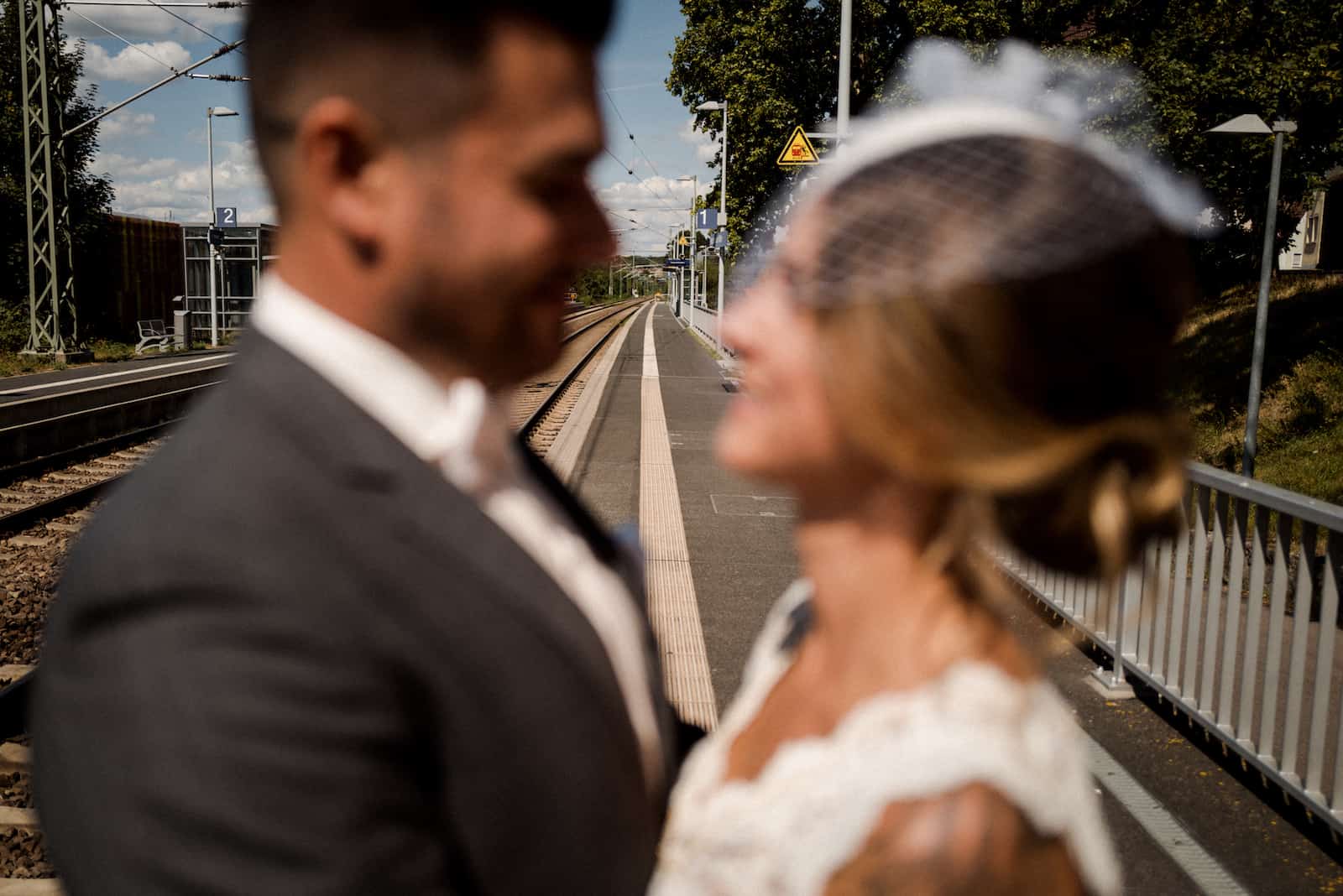 Standesamt Fotografie in Neckarsulm: Brautpaar am Bahnhof