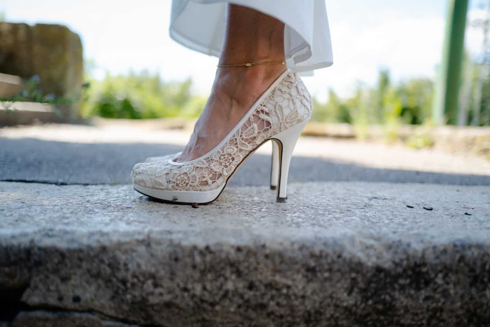 Detailaufnahme eines eleganten Brautschuhs bei einer Standesamt Fotografie in Neckarsulm.