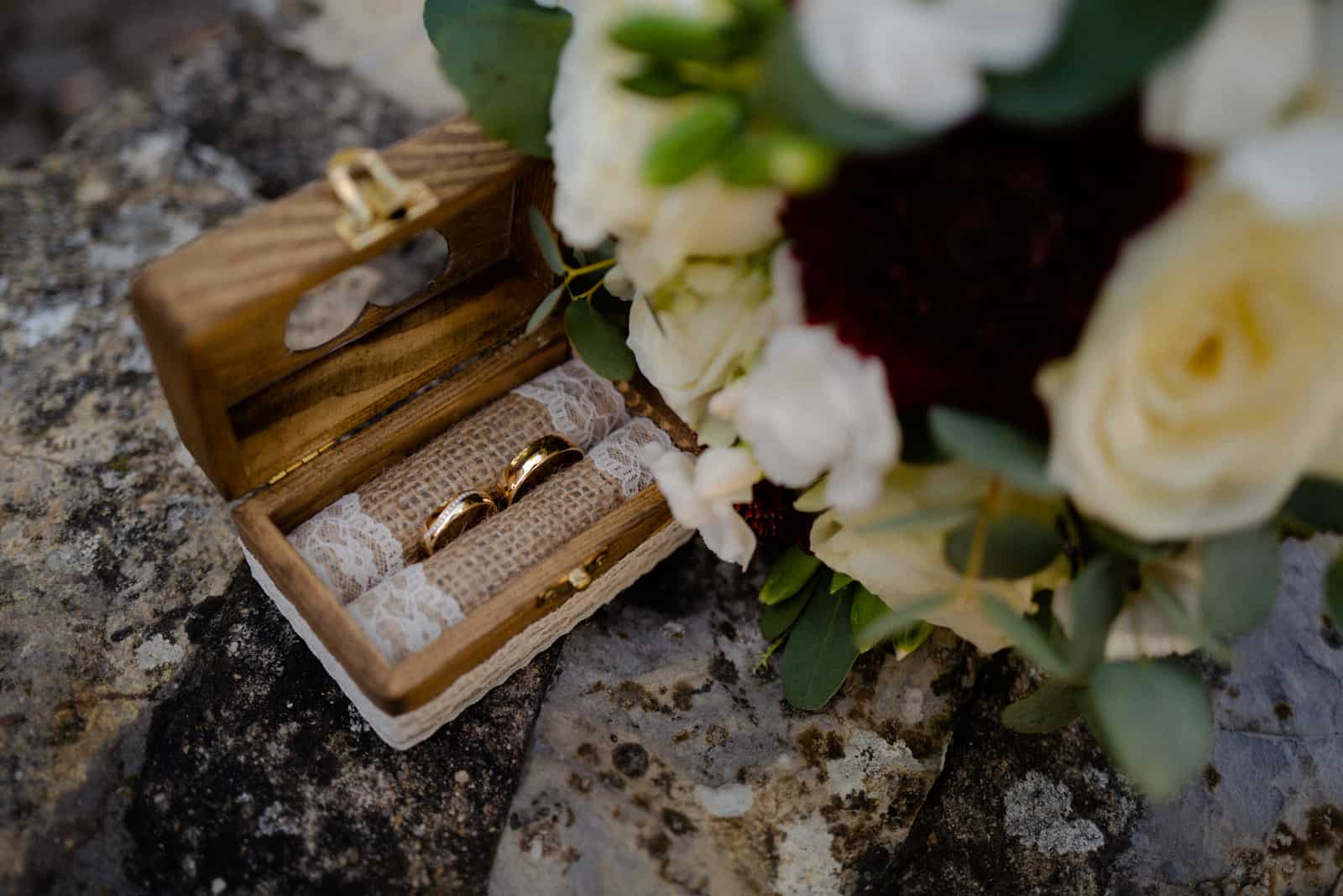 Detailaufnahme von Eheringen in einer Holzschatulle bei einer Standesamt Fotografie in Neckarsulm.