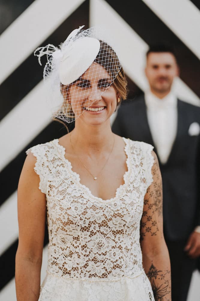 Standesamt Fotografie in Neckarsulm, Braut im Fokus mit Bräutigam im Hintergrund