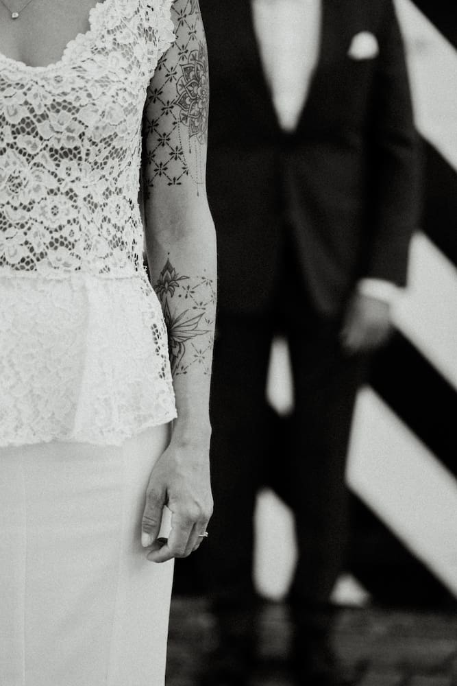 Standesamt Fotografie in Neckarsulm mit Fokus auf Brautkleid und Tattoos