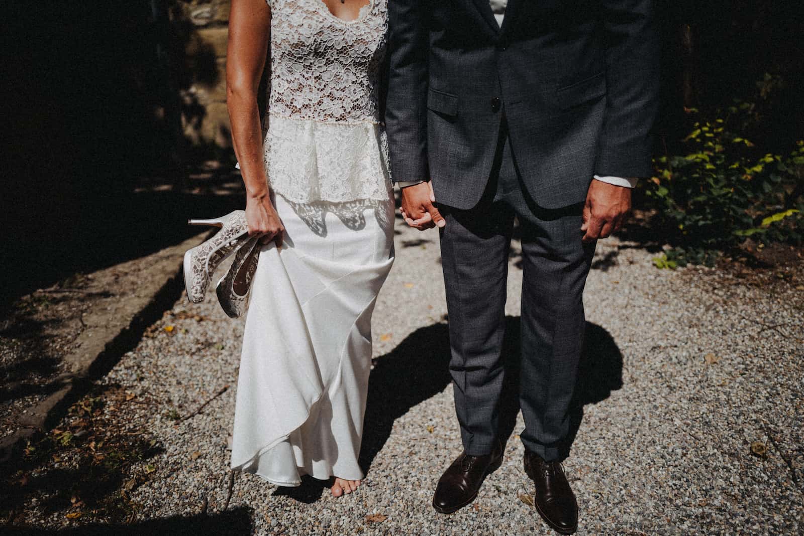 Standesamt Fotografie in Neckarsulm: Brautpaar Hand in Hand