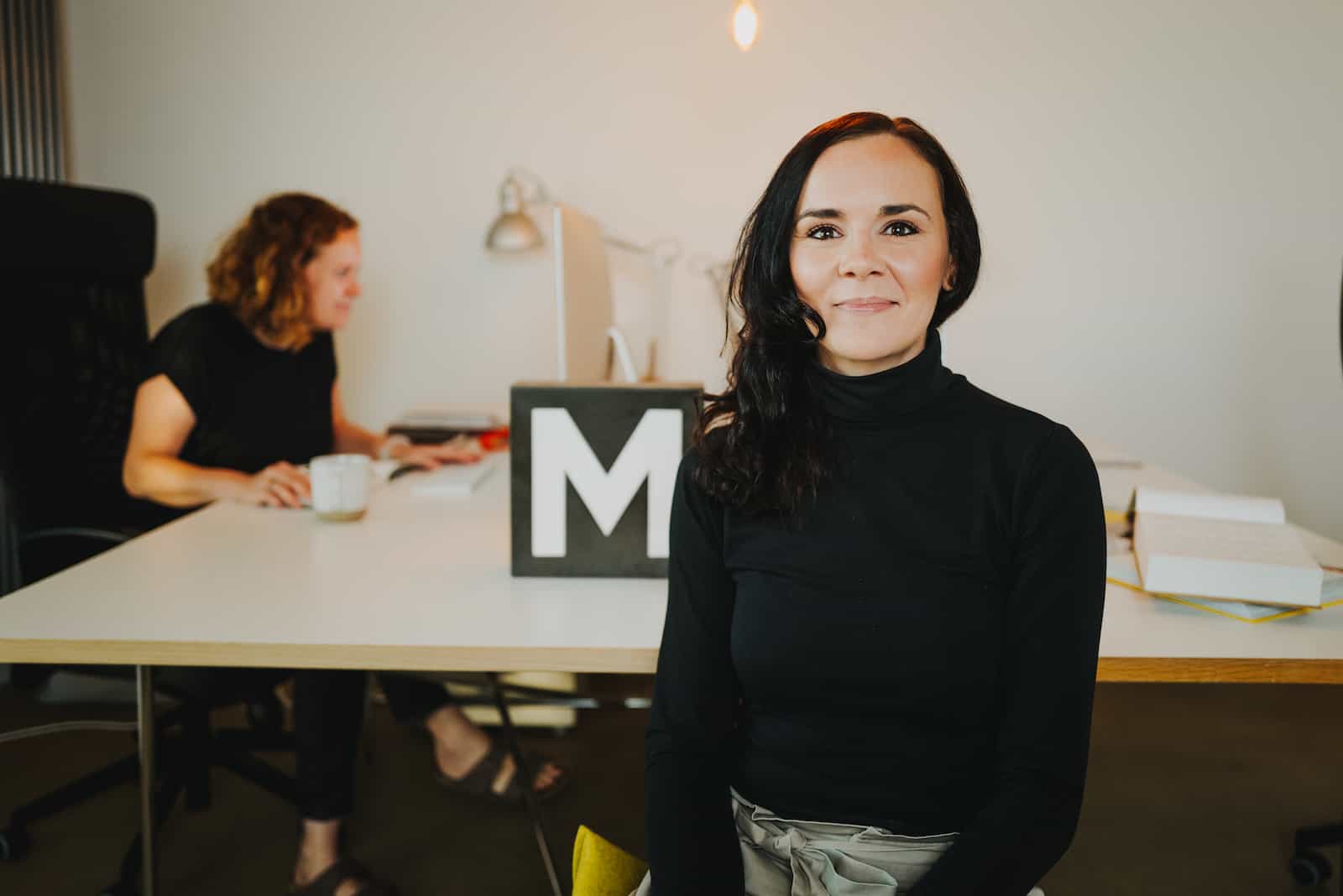 Business-Portrait einer Frau in einem modernen Büro, fotografiert vom Eventfotografen Niklas Hesser in Heilbronn.