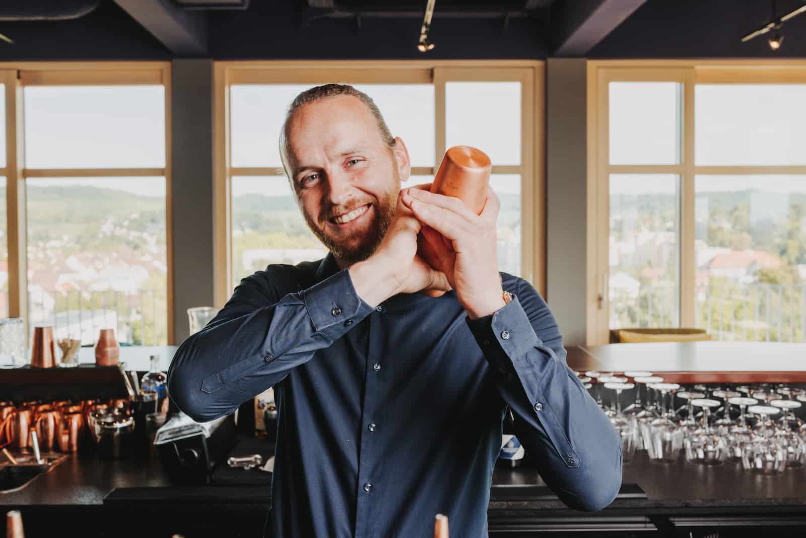 Businessportrait eines Barkeepers im Parkhotel, aufgenommen vom Fotografen Heilbronn