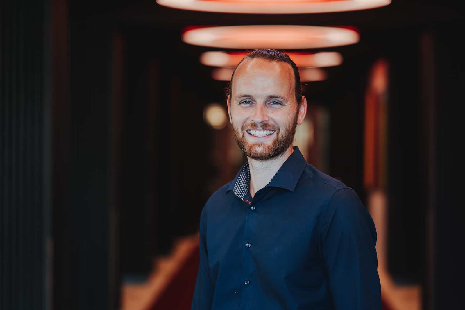 Businessportrait eines Mannes im Parkhotel, aufgenommen vom Fotografen Niklas Hesser in Heilbronn.