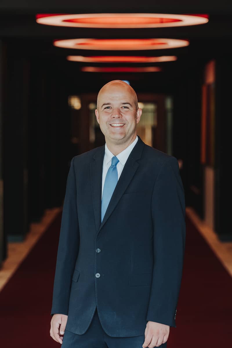 Businessportrait eines Mannes im Parkhotel, aufgenommen vom Fotografen Heilbronn.