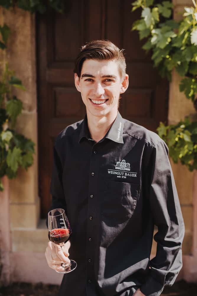Businessportrait eines jungen Mannes im Weingut Bauer, aufgenommen vom Eventfotografen Niklas Hesser in Heilbronn.