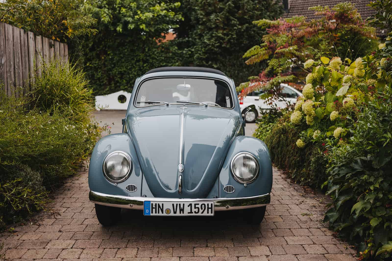 Hochzeitsauto bei einer Hochzeitsreportage in Langenbeutingen, fotografiert vom Hochzeitsfotografen Niklas Hesser.
